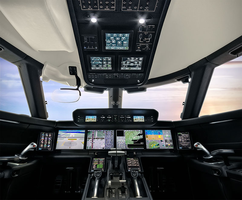 G400 flight deck with four large monitors and seven smaller monitors and a pull-down head up display on the pilot’s side